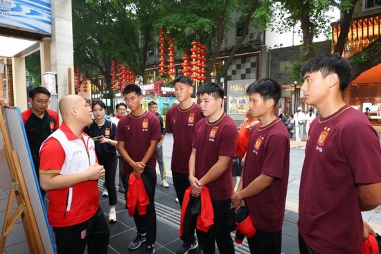 除此之外，海报上方拿着枪互相对峙的士兵也耐人寻味，让人好奇这对大叔与萝莉组合会牵扯出怎样的矛盾与摩擦